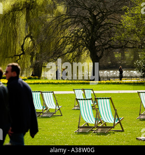 Grün, Klappstühle in der Sonne am St. James Park London England UK Stockfoto