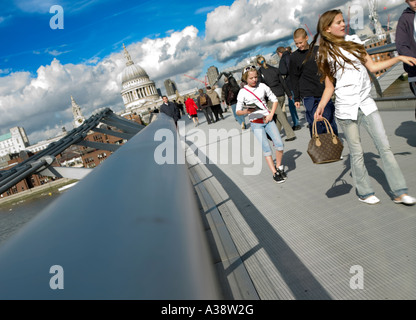 Menschen, die der Millennium-Brücke über die Themse Fluß London England UK Stockfoto