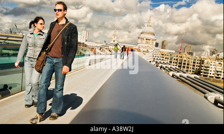 Zwei Menschen überqueren die Millennium Bridge über die Themse Fluß London England UK Stockfoto