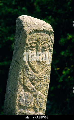 Gesicht des Heiligen Mönch auf einem 2 geschnitzten Steine flankieren die frühen keltischen Christian Carndonagh Cross, County Donegal, Irland. Stockfoto