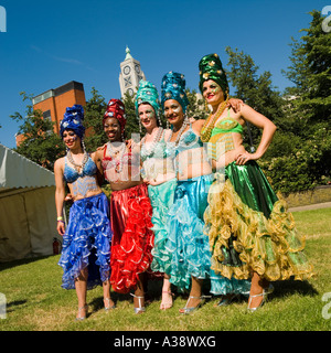 Fünf Frauen, gekleidet in Exoticline, helle Kleidung für ein Straßenkarneval South Bank Oxo Tower London Stockfoto