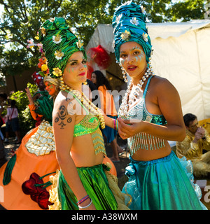 Zwei Frauen, gekleidet in exotischen helle Kleidung für ein Straßenkarneval South Bank London England UK 2006 Stockfoto