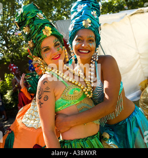 Zwei Frauen, gekleidet in exotischen helle Kleidung für ein Straßenkarneval South Bank London England UK 2006 Stockfoto