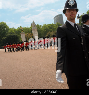 Gardisten und eine Reihe von Polizisten vor Buckingham Palast am Queens 80 Geburtstag London England UK 2006 Stockfoto