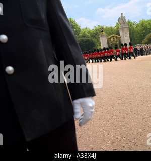 Wachen und Polizei Linie Buckingham Palace, Queens 80 Geburtstag keine Modellfreigabe erforderlich, Ernte, bedeutet Entfernung niemand erkennbar Stockfoto