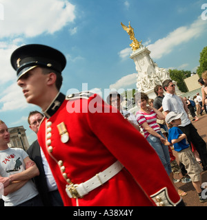 Rot beschichtet Gardist vorbei an Queen Victoria Monument London England UK 2006 Stockfoto