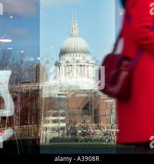 Reflexion von St. Pauls im Tate Modern Art Gallery Cafe Windows benötigt keine Freigabe als niemand erkennbar in Schuss Stockfoto