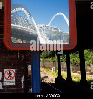Reflexion des Wembley-Stadion und White Horse Bridge durch einen Spiegel auf einem Bahnsteig Stockfoto