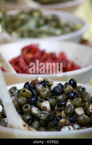 Oliven und Knoblauch in Schalen auf Verkauf zu einem Farmers Market Stockfoto