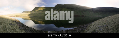 Carmarthen Fan spiegelt sich in magische See Llyn y Fan Fach, eine beliebte touristische Attraktion Brecon Beacons Nationalpark Mid Wales Stockfoto