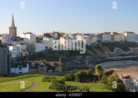 Der Turm der St. Mary s Kirche Tenby dominiert die bunte Skyline von bunt bemalten Häusern und Hotels Pembrokeshire Wales UK Stockfoto