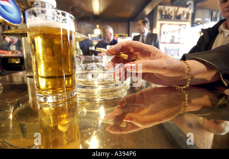 Raucher und Trinker in einem traditionellen britischen Pub in Brighton, East Sussex Stockfoto