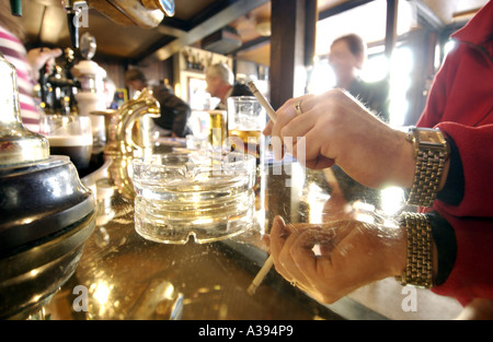 Raucher und Trinker in einem traditionellen britischen Pub in Brighton, East Sussex Stockfoto
