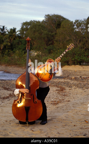 Bass und Gitarre am Strand 0242 Stockfoto