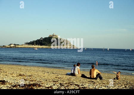 Familie am Strand von St. Michael s Mount Cornwall UK Stockfoto