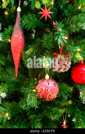 Weihnachts-Dekorationen auf einem Weihnachtsbaum Stockfoto