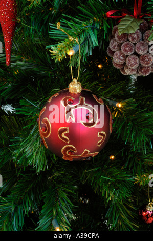 Weihnachts-Dekorationen auf einem Weihnachtsbaum Stockfoto