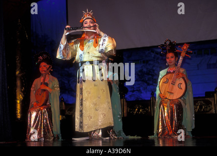 1, 1, Chinesischer Mann Musiker spielen alte Musik auf der Bühne in der Tang Dynastie Theater in der Hauptstadt von Xian in der Provinz Shaanxi in der Volksrepublik China Stockfoto