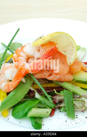 Lachs und King-Garnelen-Salat Stockfoto