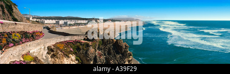 San Francisco CA Ozean Wellen Strand Sand Walking Pfad Architektur Häuser wohnen bunte Blumen grün rot rosa gelb Radweg Stockfoto