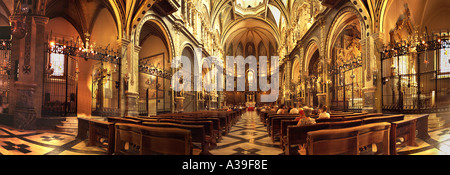 Kathedrale Berg Montserrat Basilika, Kirchenraum Architektur Interieur mit Menschen in der Kirche beten Stockfoto