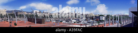 Barcelona Spanien Port Vell Maremagnum Einkaufszentrum und Boote am Dock blauen bewölkten Himmel im freien Kunst Ziegel Bürgersteig Architektur Stockfoto