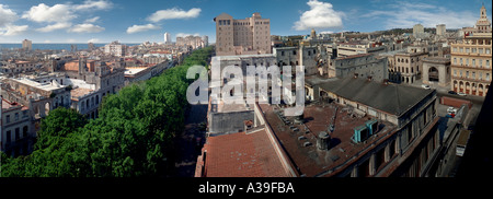 Habana Cuba auf der Suche nach Prado Paseo de Marti Dächer Blick vom Panorama Hotel NH Parque Central Havanna Bacardi Gebäude Reihenhaus Stockfoto
