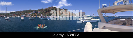 Kalifornien ist Catalina Insel Catalina blauer Himmel Wolken Wasser Küsten hinzugefügten Ozean Casino Yachten Segelboote ankern Menschen in Stockfoto