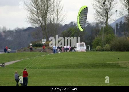 junge Menschen fliegen Fallschirm Kite Loughshore Parkplatz County Antrim-Nordirland Stockfoto