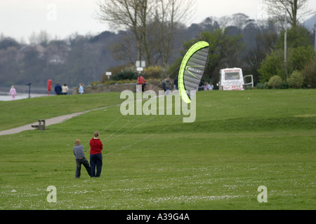 junge Menschen fliegen Fallschirm Kite Loughshore Parkplatz County Antrim-Nordirland Stockfoto