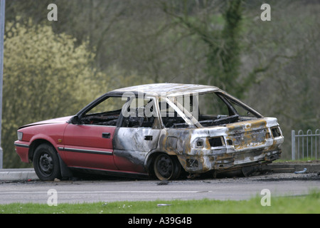 ausgebrannte Auto von Seite der Straße Loyalist Monkstown Immobilien County Antrim-Nordirland Stockfoto