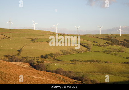 Ländliche Hügel mit einer Reihe von Windturbinen und Weideflächen Schafe gegen einen blauen Himmel mit einigen Wolken Stockfoto