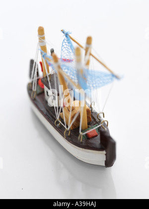 Modell, Schiff, Ornament, Holz, Handwerk, Souvenir, klein, Spielzeug, detaillierte, Miniatur, Wasser, Meer, Angeln, Net, Boot, vertikal Stockfoto