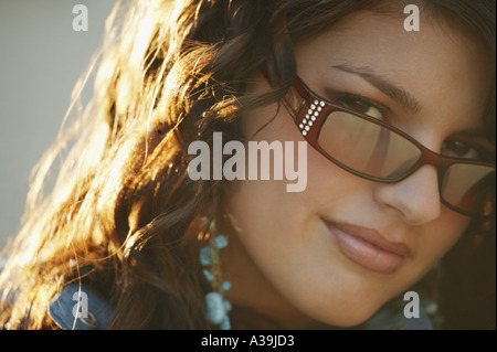 Attraktive Frau mit trendigen Sonnenbrille Stockfoto