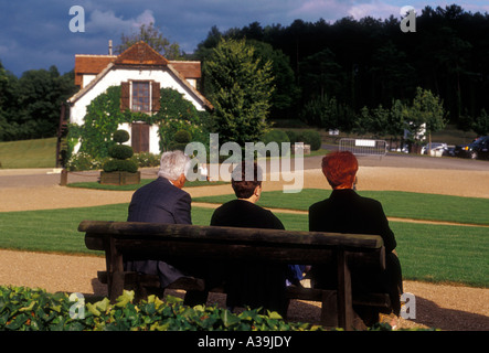 Franzosen, Familientreffen, Touristen, Besucher, Besuch, Eyrignac Manor, Salignac-Eyvigues, Dordogne, Aquitaine, Frankreich, Europa Stockfoto