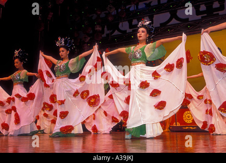 Chinesische Frauen Tänzer tanzen Tanz Musik und Tanz in der Tang Dynastie Theater in der Hauptstadt von Xian in der Provinz Shaanxi in der Volksrepublik China Stockfoto