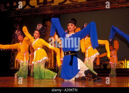 Chinesische Tänzerinnen, Tänzer, tanzen Leistung, Tang-Dynastie Theater, Stadt von Xi ' an, Provinz Shaanxi, China Stockfoto