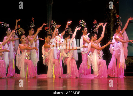 Chinesische Frauen Tänzer tanzen Tanz Musik und Tanz in der Tang Dynastie Theater in der Hauptstadt von Xian in der Provinz Shaanxi in der Volksrepublik China Stockfoto