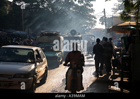 Ein Silhouetted Mann einen Motorroller, ein Bamako Straßen Mali, Afrika Stockfoto