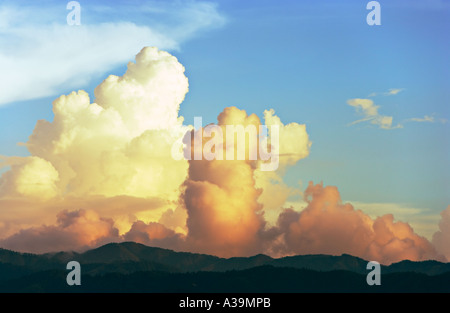 Seltsame Wolken Gebäude über das Tal von Kathmandu, Nepal Stockfoto