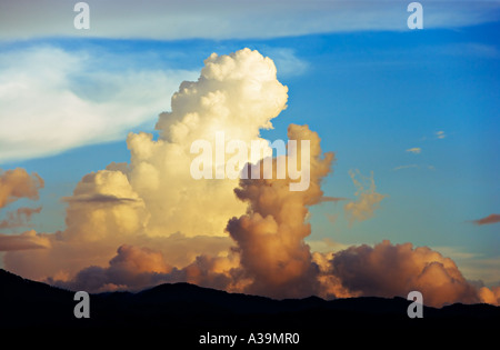 Seltsame Wolken Gebäude über das Tal von Kathmandu, Nepal Stockfoto