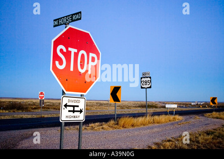 Verkehrszeichen auf 385 US Straße nördlich von Roswell, New Mexico Stockfoto