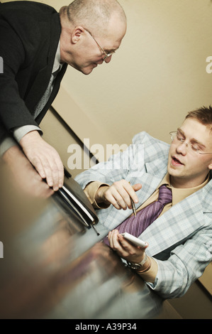 Zwei Geschäftsleute, die eine Diskussion Stockfoto