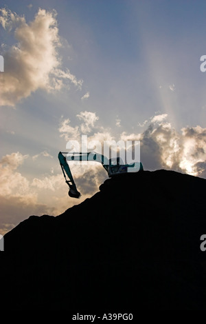 Bagger arbeiten Silhouette am Abend Stockfoto