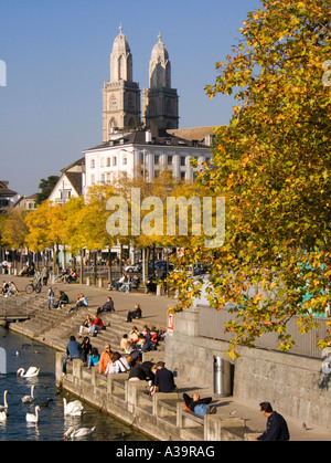 Schweiz Zürich Grossmünster Limmatquai im Herbst promenade Stockfoto
