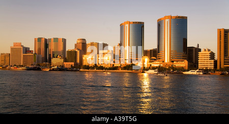 Dubai Creek Promenade Skyline Zwillingstürme Rolex Hauptsitz Dhaus bei Sonnenuntergang Stockfoto