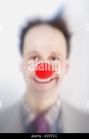 Mann trägt s Clownsnase Stockfoto