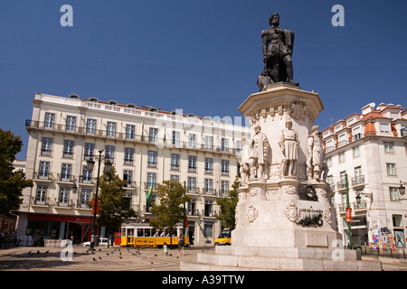 Portugal-Lissabon-Statue von Luiz de Camoes gelben Straßenbahn Electrico Barrio Alto Stockfoto