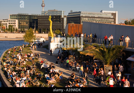 Berliner Ufer Spree Hauptstadt Strand im Sommer Promenade Stockfoto