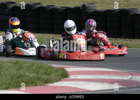 Junior Max Kart Fahrer Ansatz die erste Kurve Nutts Ecke Motorsport Schaltung County Antrim-Nordirland Stockfoto